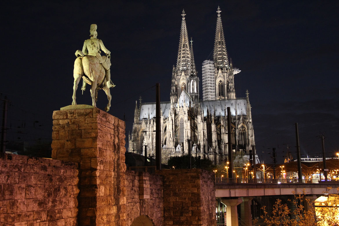 Hohenzollernbruecke_und_Dom_Koeln_April_2011_-_1