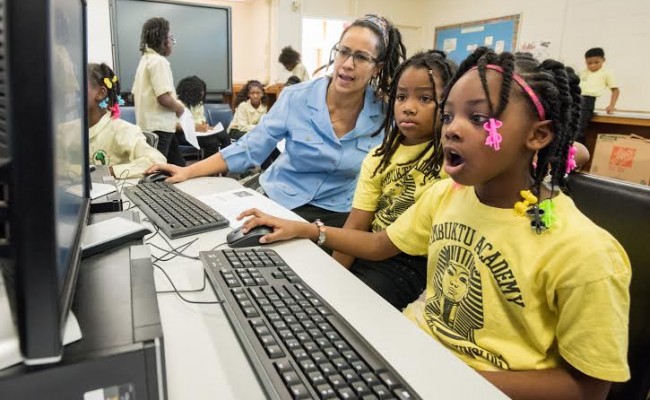 Businesses, neighborhood groups working together to bridge Detroit’s Digital Divide